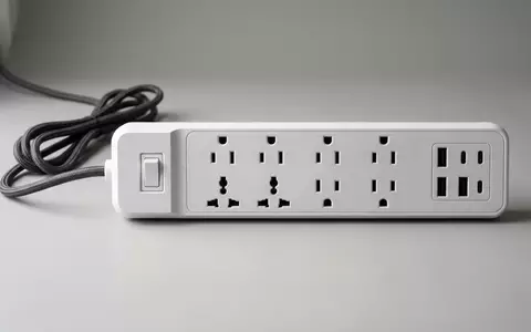 Fotorealistische Studioaufnahme von Steckdosenleiste zum Thema Brennenstuhl Power Strip 6-fach, klare Lichtfuehrung - Foto: THN
