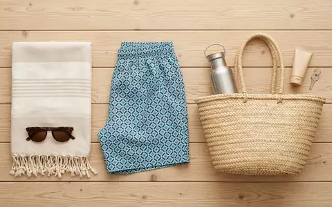 Flatlay-Arrangement rund um Badeshorts zum Thema RIPT Herren Badeshorts Tie-Dye, weiches Oberlicht - Foto: THN