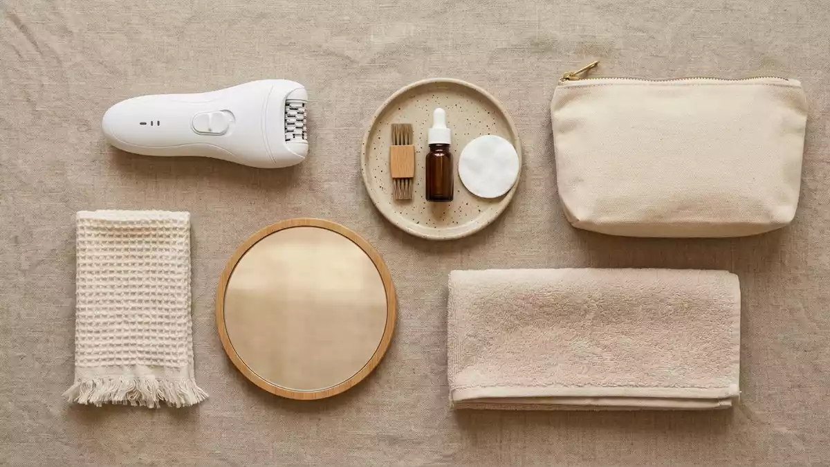 Flatlay-Arrangement rund um Epilierer mit passenden Requisiten von oben, neutral