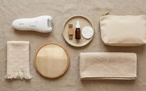 Flatlay-Arrangement rund um Epilierer zum Thema Rowenta EP9620 Epil Soft, weiches Oberlicht - Foto: THN