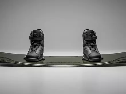 Fotorealistische Studioaufnahme von Wakeboard zum Thema Ronix One Wakeboard Carbon, klare Lichtfuehrung - Foto: THN