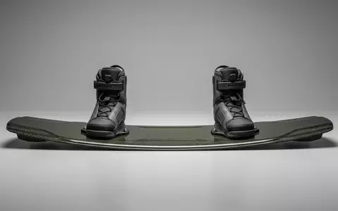 Fotorealistische Studioaufnahme von Wakeboard zum Thema Ronix One Wakeboard Carbon, klare Lichtfuehrung - Foto: THN