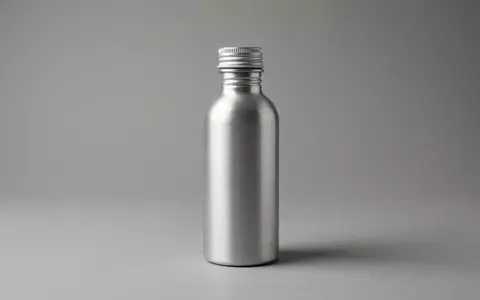 Fotorealistische Studioaufnahme von Aluminiumflasche zum Thema Sigg Classic Alu 750ml, klare Lichtfuehrung - Foto: THN