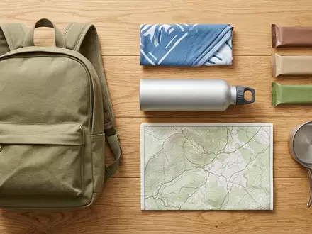 Flatlay-Arrangement rund um Aluminiumflasche zum Thema Sigg Classic Alu 750ml, weiches Oberlicht - Foto: THN
