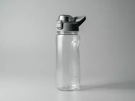 Fotorealistische Studioaufnahme von Trinkflasche zum Thema Sigg Viva One 500ml, klare Lichtfuehrung - Foto: THN
