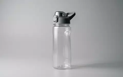 Fotorealistische Studioaufnahme von Trinkflasche zum Thema Sigg Viva One 500ml, klare Lichtfuehrung - Foto: THN