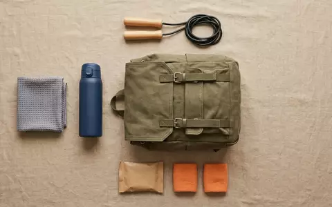 Flatlay-Arrangement rund um Trinkflasche zum Thema Sigg Viva One 500ml, weiches Oberlicht - Foto: THN
