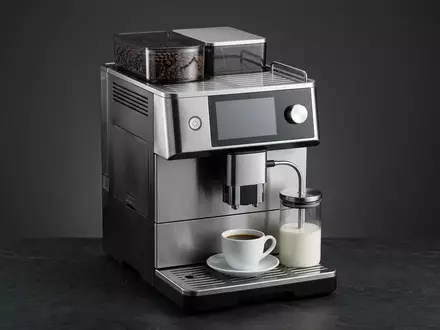 Fotorealistische Studioaufnahme von Kaffeevollautomat zum Thema Siemens EQ.700 TP707D06 Kaffeevollautomat, klare Lichtfuehrung - Foto: THN