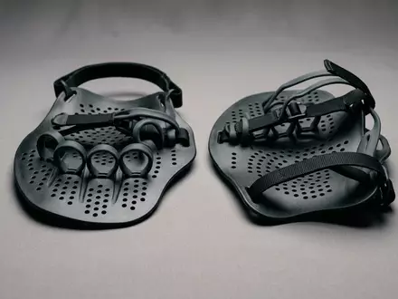 Fotorealistische Studioaufnahme von Schwimmpaddel zum Thema TYR Catalyst Alpha Schwimmpaddles, klare Lichtfuehrung - Foto: THN