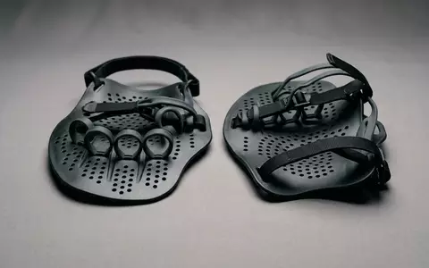 Fotorealistische Studioaufnahme von Schwimmpaddel zum Thema TYR Catalyst Alpha Schwimmpaddles, klare Lichtfuehrung - Foto: THN