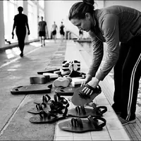 Schwarzweiss-Reportage mit Schwimmpaddel zum Thema TYR Catalyst Alpha Schwimmpaddles, hoher Kontrast, sachlich dargestellt - Foto: THN