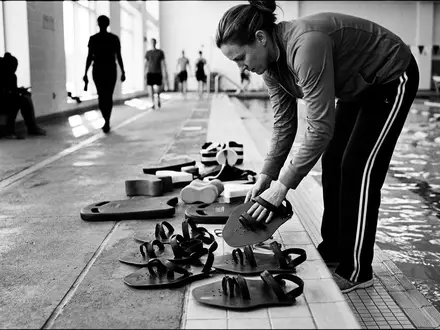Schwarzweiss-Reportage mit Schwimmpaddel zum Thema TYR Catalyst Alpha Schwimmpaddles, hoher Kontrast, sachlich dargestellt - Foto: THN