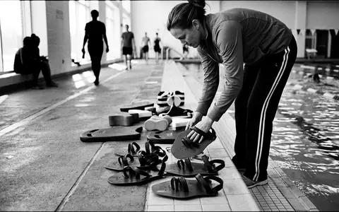 Schwarzweiss-Reportage mit Schwimmpaddel zum Thema TYR Catalyst Alpha Schwimmpaddles, hoher Kontrast, sachlich dargestellt - Foto: THN