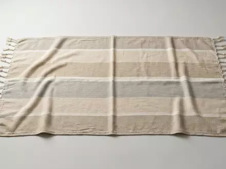 Fotorealistische Studioaufnahme von Strandtuch zum Thema Turkish-T Damen Hammam-Strandtuch Fouta, klare Lichtfuehrung - Foto: THN
