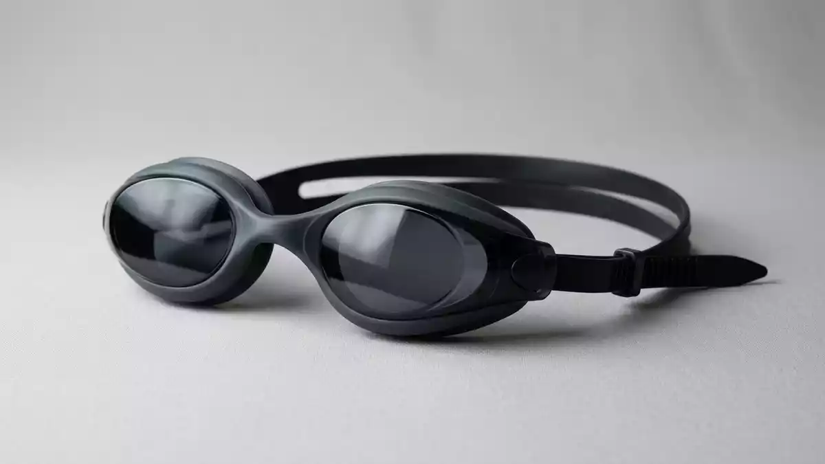 Fotorealistische Studioansicht von Schwimmbrille in neutraler Produktdarstellung
