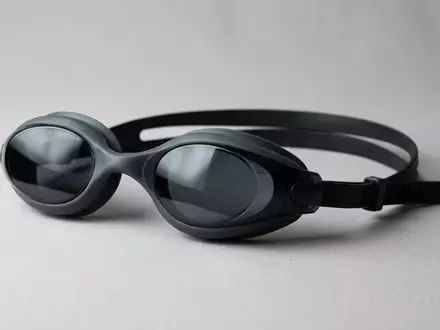 Fotorealistische Studioaufnahme von Schwimmbrille zum Thema TYR Special Ops 3.0, klare Lichtfuehrung - Foto: THN