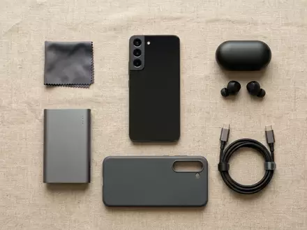 Flatlay-Arrangement rund um Smartphone zum Thema Motorola Edge 50 Pro, weiches Oberlicht - Foto: THN