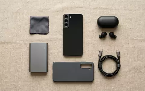 Flatlay-Arrangement rund um Smartphone zum Thema Motorola Edge 50 Pro, weiches Oberlicht - Foto: THN