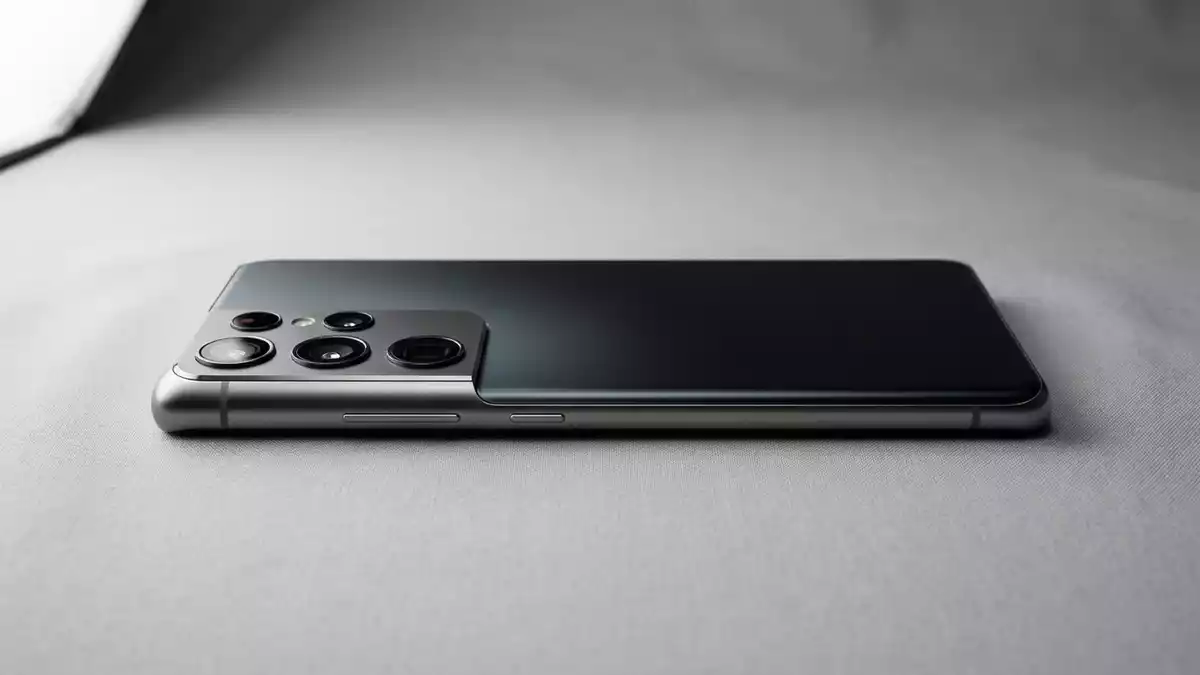Fotorealistische Studioansicht von Smartphone in neutraler Produktdarstellung, neutral