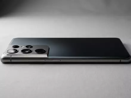 Fotorealistische Studioaufnahme von Smartphone zum Thema Motorola Edge 50 Ultra, klare Lichtfuehrung - Foto: THN