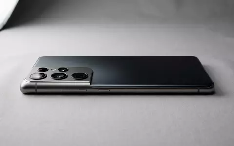Fotorealistische Studioaufnahme von Smartphone zum Thema Motorola Edge 50 Ultra, klare Lichtfuehrung - Foto: THN