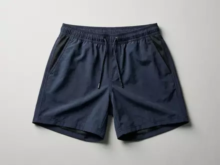 Fotorealistische Studioaufnahme von Badeshorts zum Thema Moschino Herren Badeshorts Logo-Print, klare Lichtfuehrung - Foto: THN
