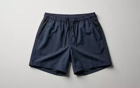 Fotorealistische Studioaufnahme von Badeshorts zum Thema Moschino Herren Badeshorts Logo-Print, klare Lichtfuehrung - Foto: THN