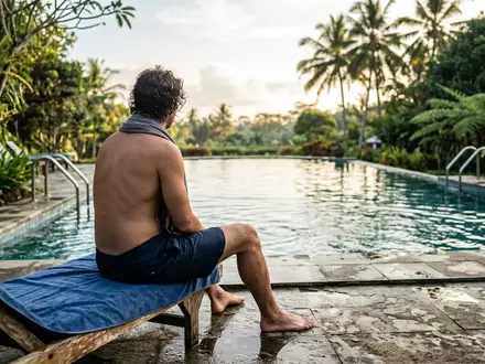 Fotorealistische Aufnahme von Badeshorts am Pool zum Thema Moschino Herren Badeshorts Logo-Print, natuerliches Licht - Foto: THN