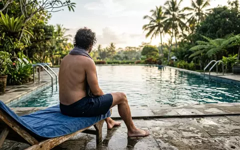 Fotorealistische Aufnahme von Badeshorts am Pool zum Thema Moschino Herren Badeshorts Logo-Print, natuerliches Licht - Foto: THN