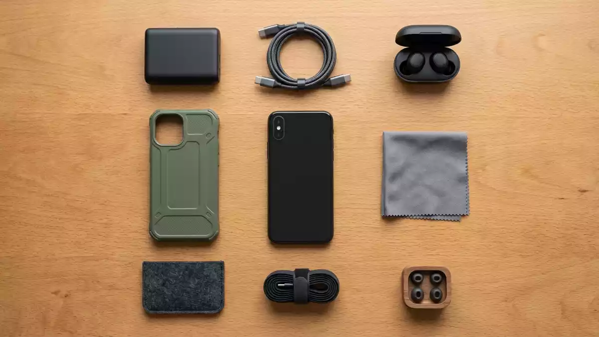 Flatlay-Arrangement rund um Smartphone mit passenden Requisiten von oben, neutral