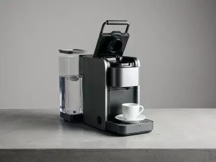 Fotorealistische Studioaufnahme von Kapselkaffeemaschine zum Thema Bosch TAS6504 Tassimo Suny, klare Lichtfuehrung - Foto: THN