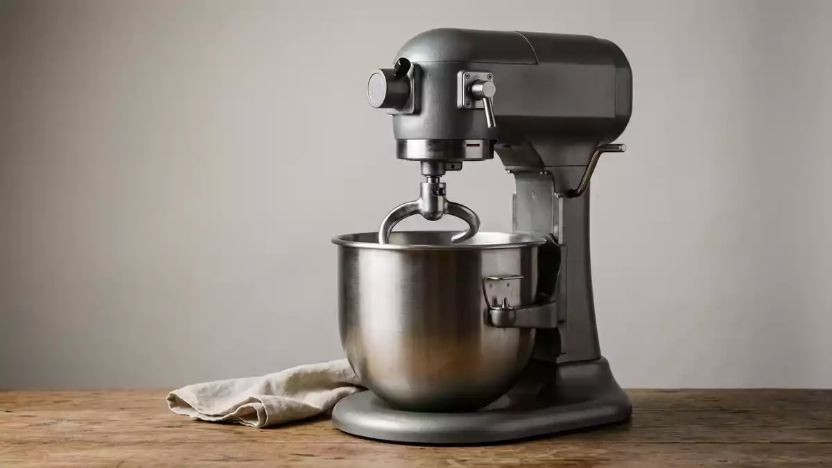 Fotorealistische Studioansicht von Kuechenmaschine in neutraler Produktdarstellung