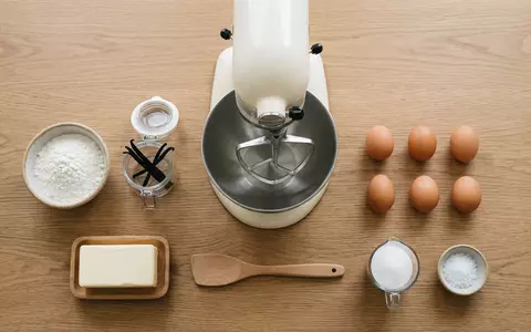 Flatlay-Arrangement rund um Kuechenmaschine zum Thema Bosch MUMS2EW00 Küchenmaschine Serie, weiches Oberlicht - Foto: THN