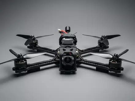 Fotorealistische Studioaufnahme von Kameradrohne zum Thema Parrot Bebop 2 FPV, klare Lichtfuehrung - Foto: THN