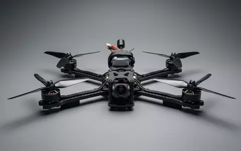 Fotorealistische Studioaufnahme von Kameradrohne zum Thema Parrot Bebop 2 FPV, klare Lichtfuehrung - Foto: THN