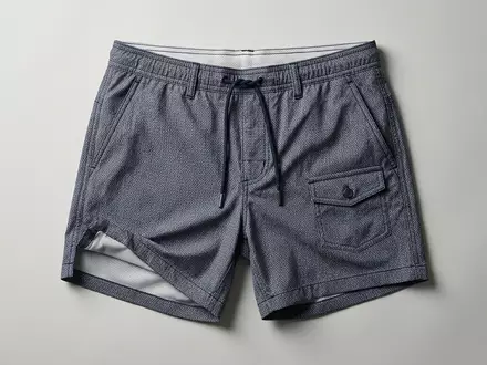 Fotorealistische Studioaufnahme von Badeshorts zum Thema Paul Smith Herren Badeshorts, klare Lichtfuehrung - Foto: THN