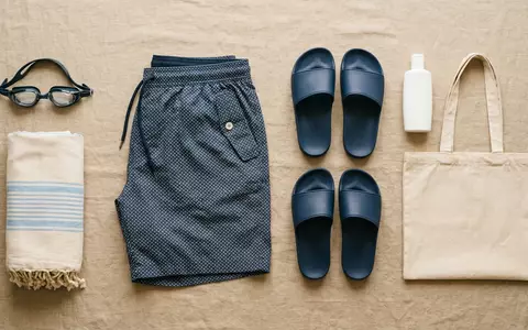 Flatlay-Arrangement rund um Badeshorts zum Thema Paul Smith Herren Badeshorts, weiches Oberlicht - Foto: THN