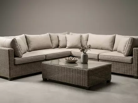 Fotorealistische Studioaufnahme von Gartenlounge zum Thema tectake Polyrattan Gartenmöbel Set, klare Lichtfuehrung - Foto: THN