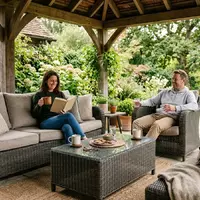 Fotorealistische Aufnahme von Gartenlounge auf der Terrasse zum Thema tectake Polyrattan Gartenmöbel Set, natuerliches Licht - Foto: THN