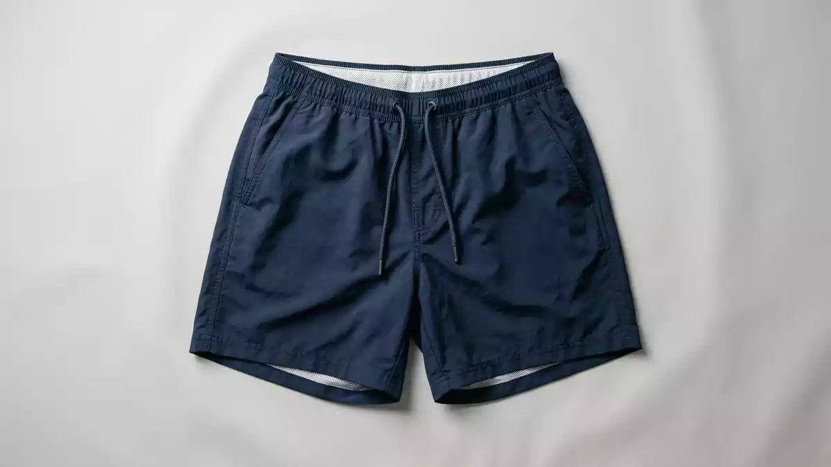 Fotorealistische Studioansicht von Badeshorts in neutraler Produktdarstellung, neutral