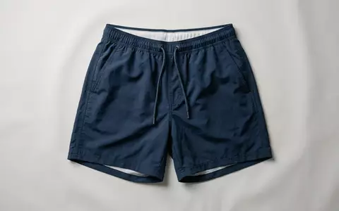 Fotorealistische Studioaufnahme von Badeshorts zum Thema Tansozer Herren Badehose Schnelltrocknend, klare Lichtfuehrung - Foto: THN