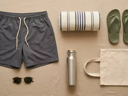 Flatlay-Arrangement rund um Badeshorts zum Thema Tansozer Herren Badehose Schnelltrocknend, weiches Oberlicht - Foto: THN