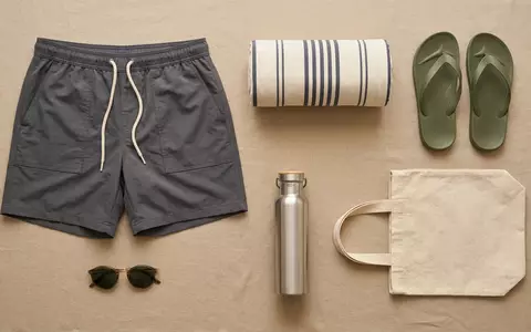 Flatlay-Arrangement rund um Badeshorts zum Thema Tansozer Herren Badehose Schnelltrocknend, weiches Oberlicht - Foto: THN