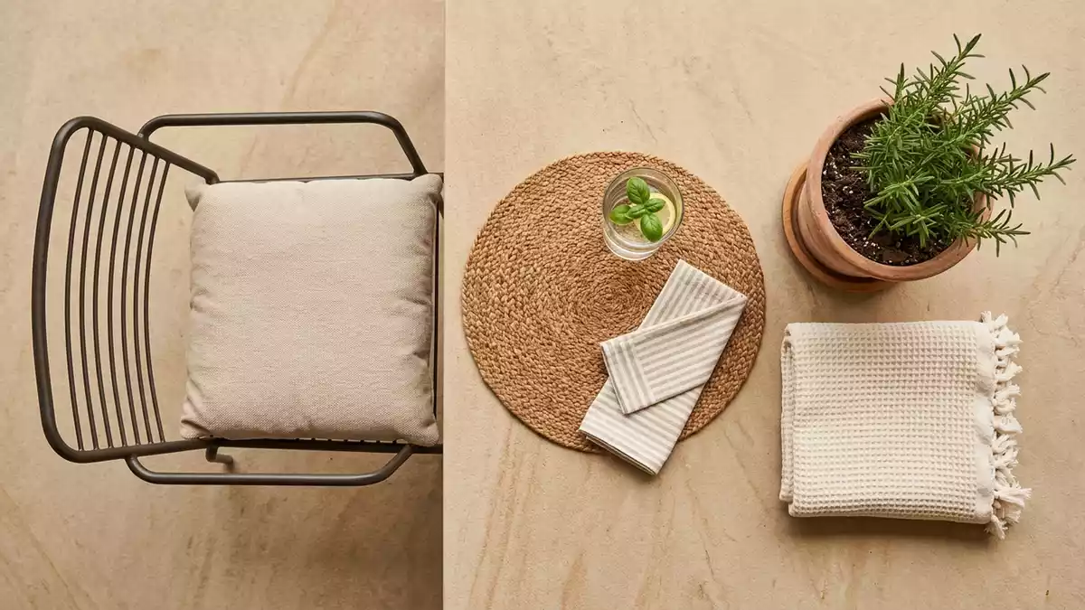 Flatlay-Arrangement rund um Gartenstuhl mit passenden Requisiten von oben, neutral