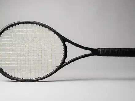 Fotorealistische Studioaufnahme von Tennisschlaeger zum Thema Tecnifibre T-Fight 305 Isoflex, klare Lichtfuehrung - Foto: THN