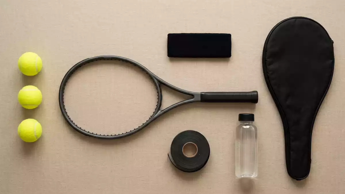 Flatlay-Arrangement rund um Tennisschlaeger mit passenden Requisiten von oben, neutral