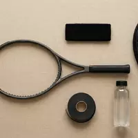 Flatlay-Arrangement rund um Tennisschlaeger zum Thema Tecnifibre T-Fight 305 Isoflex, weiches Oberlicht - Foto: THN