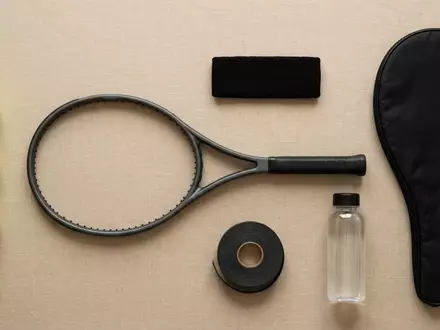 Flatlay-Arrangement rund um Tennisschlaeger zum Thema Tecnifibre T-Fight 305 Isoflex, weiches Oberlicht - Foto: THN