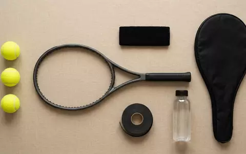 Flatlay-Arrangement rund um Tennisschlaeger zum Thema Tecnifibre T-Fight 305 Isoflex, weiches Oberlicht - Foto: THN