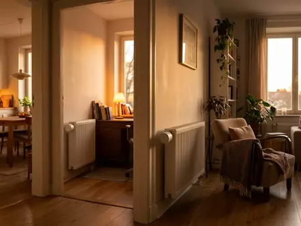 Fotorealistische Aufnahme von Heizkoerperthermostate im Wohnhaus zum Thema tado Smartes Heizkörperthermostat X, warmes Abendlicht - Foto: THN